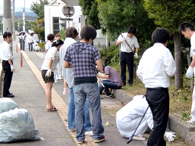 病院敷地周辺の草刈を行いました